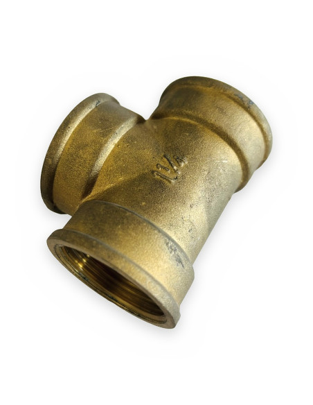 Te latón 1 1/4" H-H-H